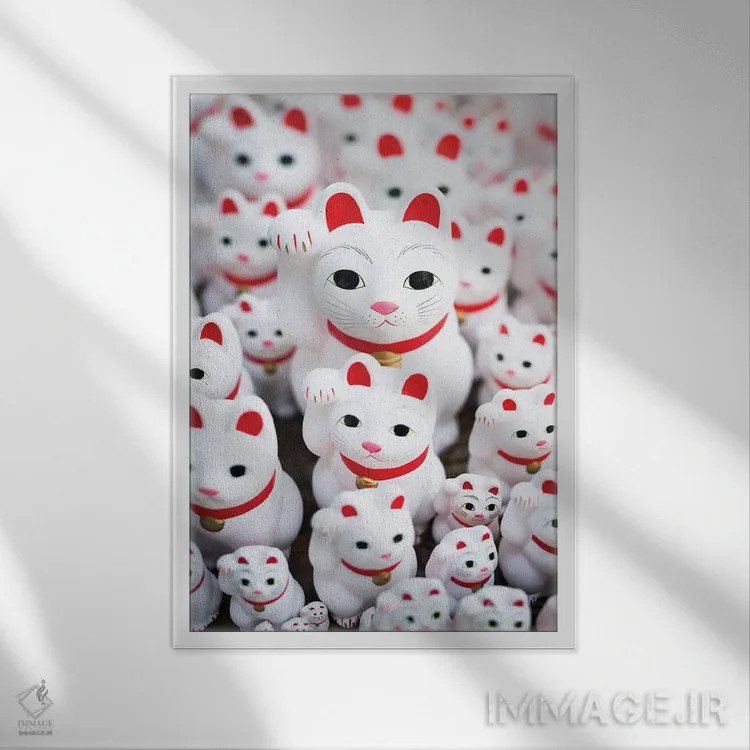 تابلو دکوراتیو مجسمه گربه مانکینکو به عنوان نشانه ای از خوش شانسی اثر یان بکه - نمای قابدار سفید