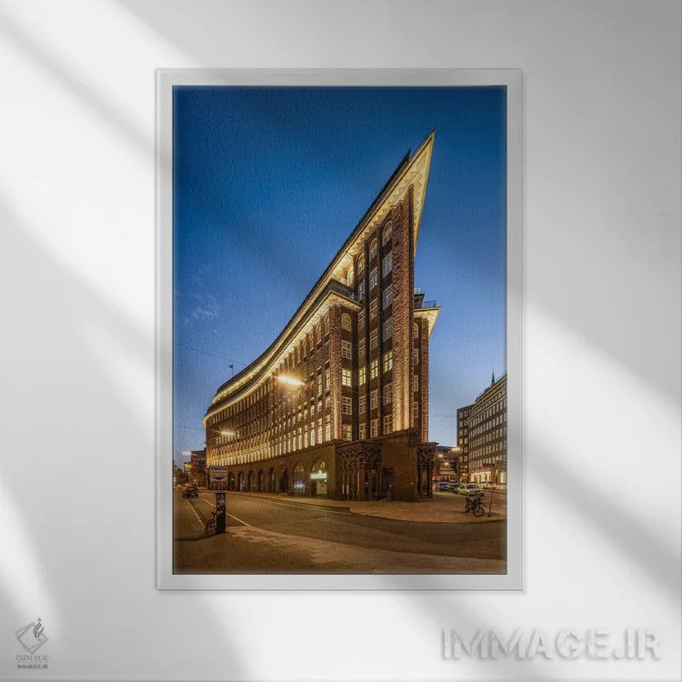 تابلو دکوراتیو Hamburg, Germany,ساختمان تاریخی چیلهاوس در شب، هامبورگ، آلمان اثر یان بکه - نمای قابدار سفید