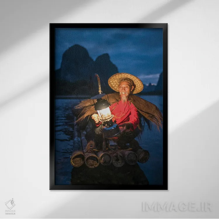 تابلو دکوراتیو Guangxi, Yangshuo, China,صیاد چینی تربیت دهنده باکلان در شب بر… اثر یان بکه - نمای قابدار مشکی