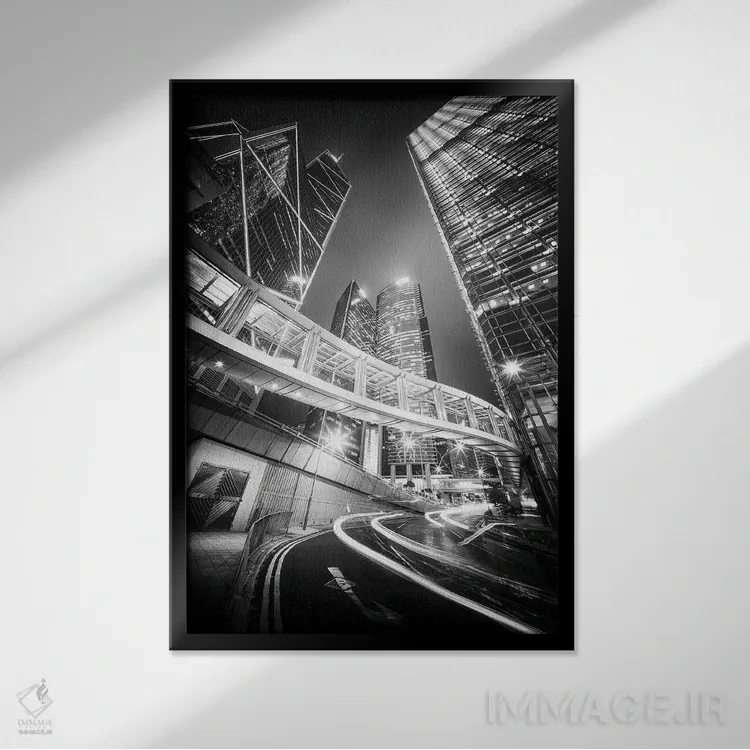 تابلو دکوراتیو هنگ کنگ سنترال به صورت سیاه و سفید اثر یان بکه - نمای قابدار مشکی