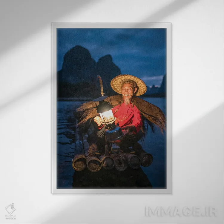 تابلو دکوراتیو Guangxi, Yangshuo, China,صیاد چینی تربیت دهنده باکلان در شب بر… اثر یان بکه - نمای قابدار سفید