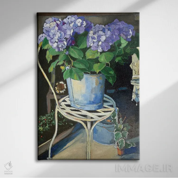 تابلو دکوراتیو گل ادریسی روی صندلی اثر ژان پل کورشیا - نمای روبهرو روی دیوار