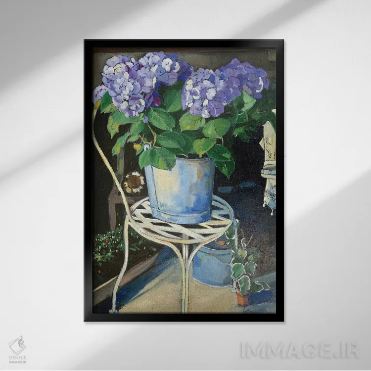 تابلو دکوراتیو گل ادریسی روی صندلی اثر ژان پل کورشیا - نمای قابدار مشکی