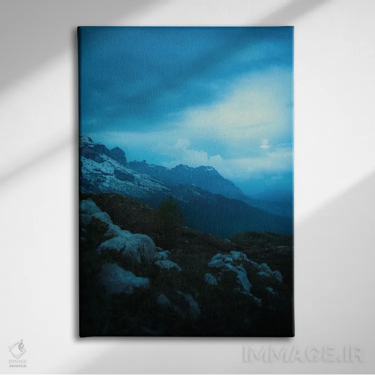 تابلو دکوراتیو ساعت آبی در کوه های ایتالیا اثر جفرسون کاستلاری - نمای روبهرو روی دیوار