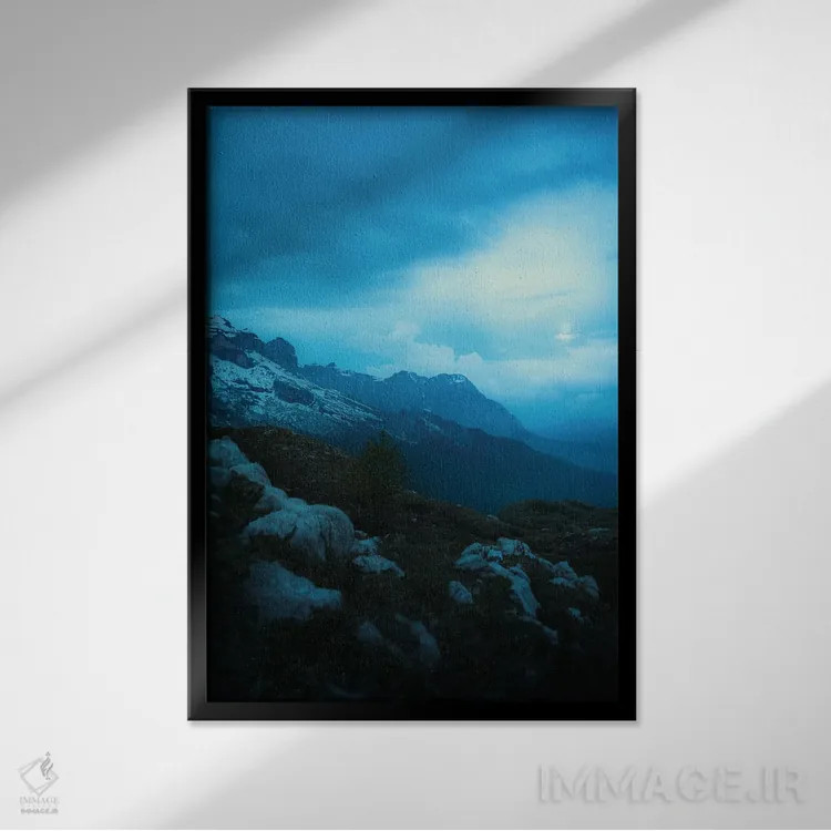 تابلو دکوراتیو ساعت آبی در کوه های ایتالیا اثر جفرسون کاستلاری - نمای قابدار مشکی