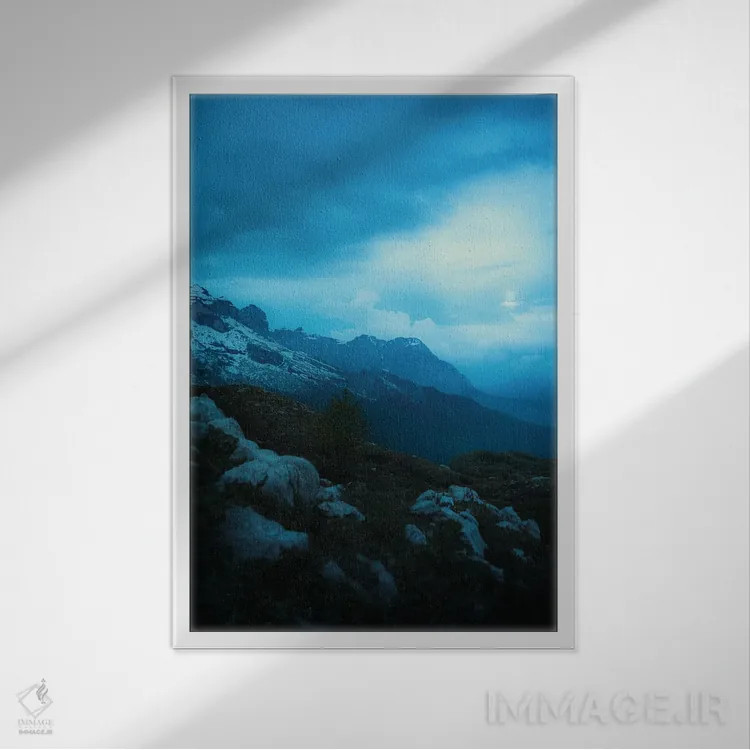 تابلو دکوراتیو ساعت آبی در کوه های ایتالیا اثر جفرسون کاستلاری - نمای قابدار سفید