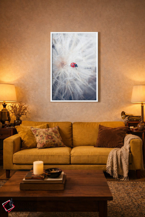 تابلو دکوراتیو کفشدوزک قرمز در حال راه رفتن روی گل آذین قاصدک غول پیکر اثر جفرسون کاستلاری - D2W