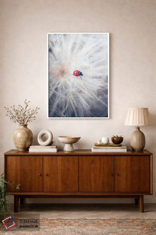 تابلو دکوراتیو کفشدوزک قرمز در حال راه رفتن روی گل آذین قاصدک غول پیکر اثر جفرسون کاستلاری - D1W