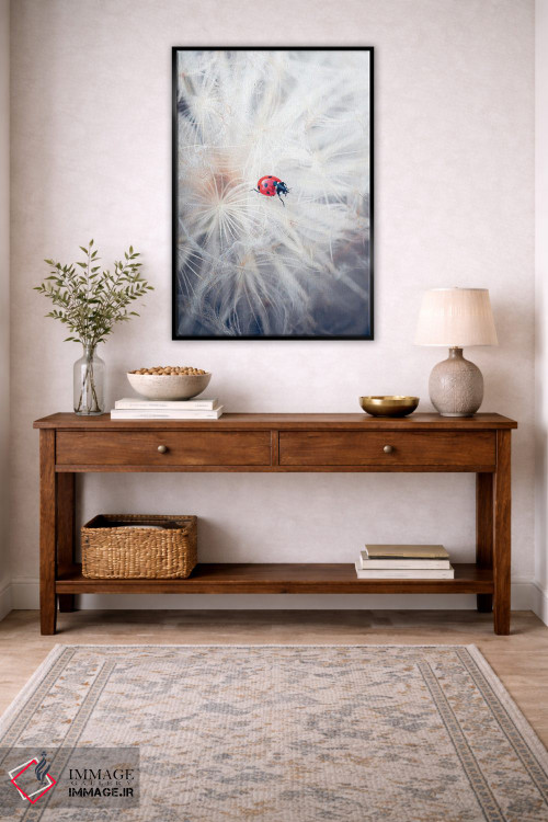 تابلو دکوراتیو کفشدوزک قرمز در حال راه رفتن روی گل آذین قاصدک غول پیکر اثر جفرسون کاستلاری - D4B