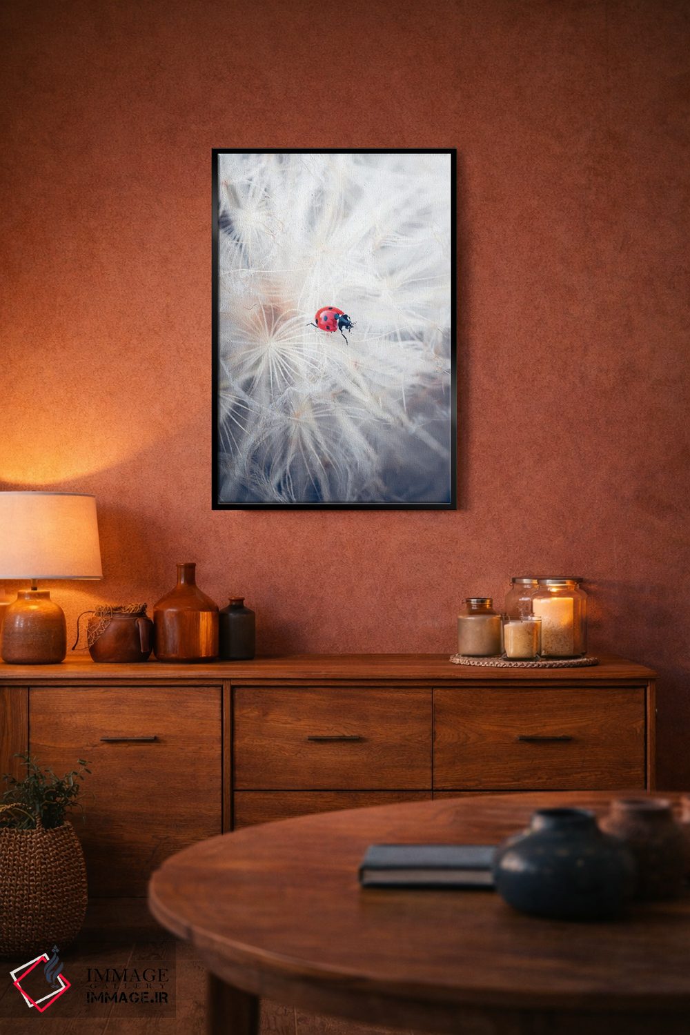 تابلو دکوراتیو کفشدوزک قرمز در حال راه رفتن روی گل آذین قاصدک غول پیکر اثر جفرسون کاستلاری - D5B