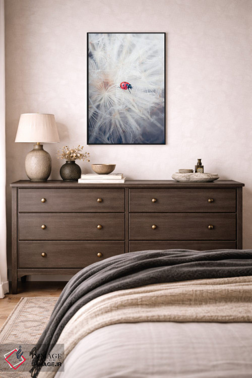 تابلو دکوراتیو کفشدوزک قرمز در حال راه رفتن روی گل آذین قاصدک غول پیکر اثر جفرسون کاستلاری - D3B