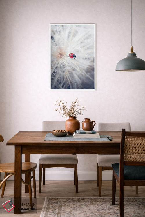 تابلو دکوراتیو کفشدوزک قرمز در حال راه رفتن روی گل آذین قاصدک غول پیکر اثر جفرسون کاستلاری - D6W