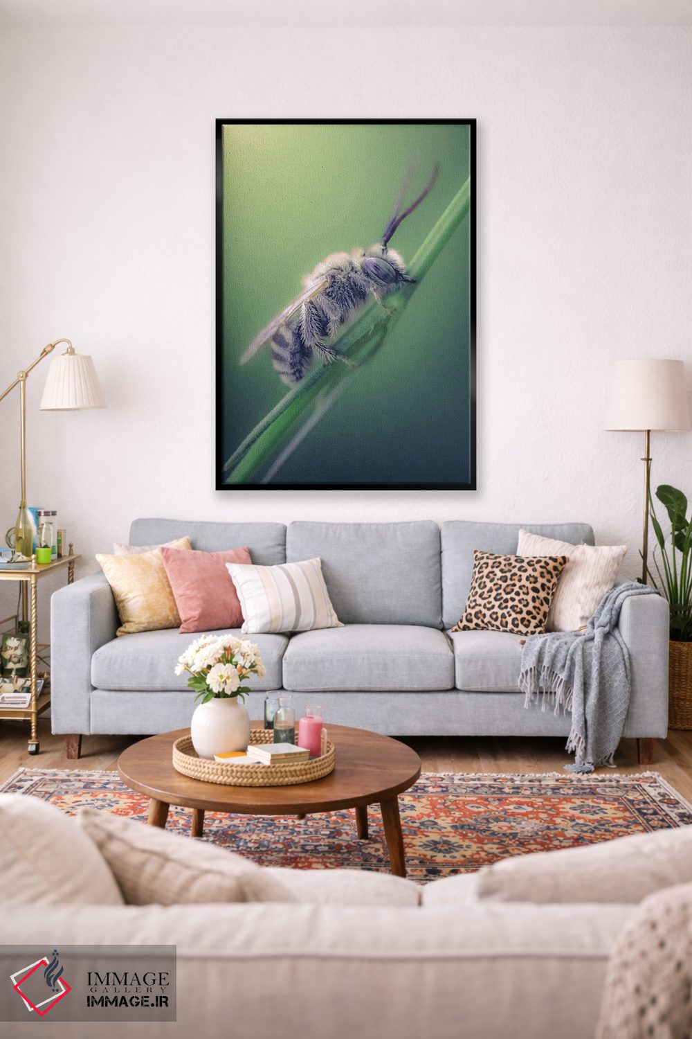 تابلو دکوراتیو زنبور وحشی در حال گاز گرفتن ساقه علف اثر جفرسون کاستلاری - D2B