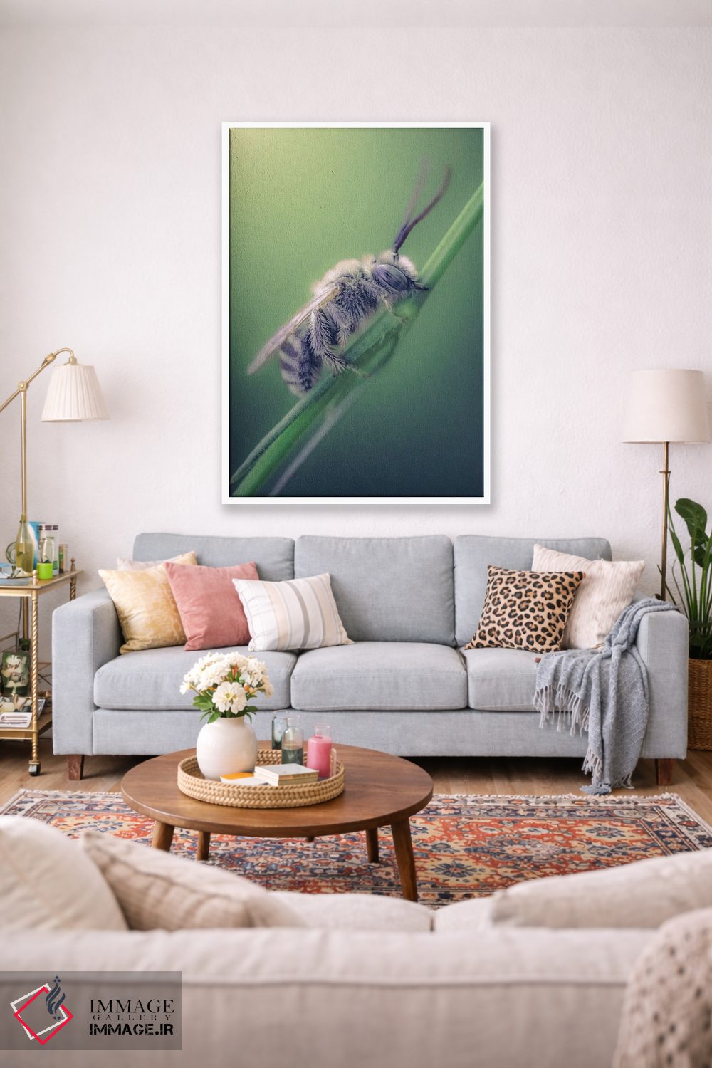 تابلو دکوراتیو زنبور وحشی در حال گاز گرفتن ساقه علف اثر جفرسون کاستلاری - D1W