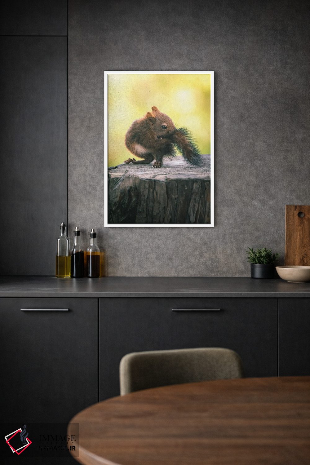 تابلو دکوراتیو بچه سنجاب در حال گاز گرفتن دم خود اثر جفرسون کاستلاری - D1W