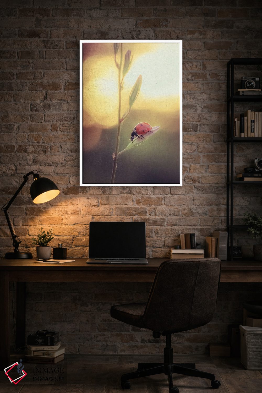 تابلو دکوراتیو کفشدوزک قرمز روی گل ناقوسک اثر جفرسون کاستلاری - D3W