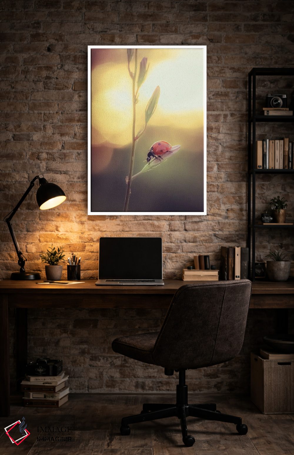 تابلو دکوراتیو کفشدوزک قرمز روی گل ناقوسک اثر جفرسون کاستلاری - D4W