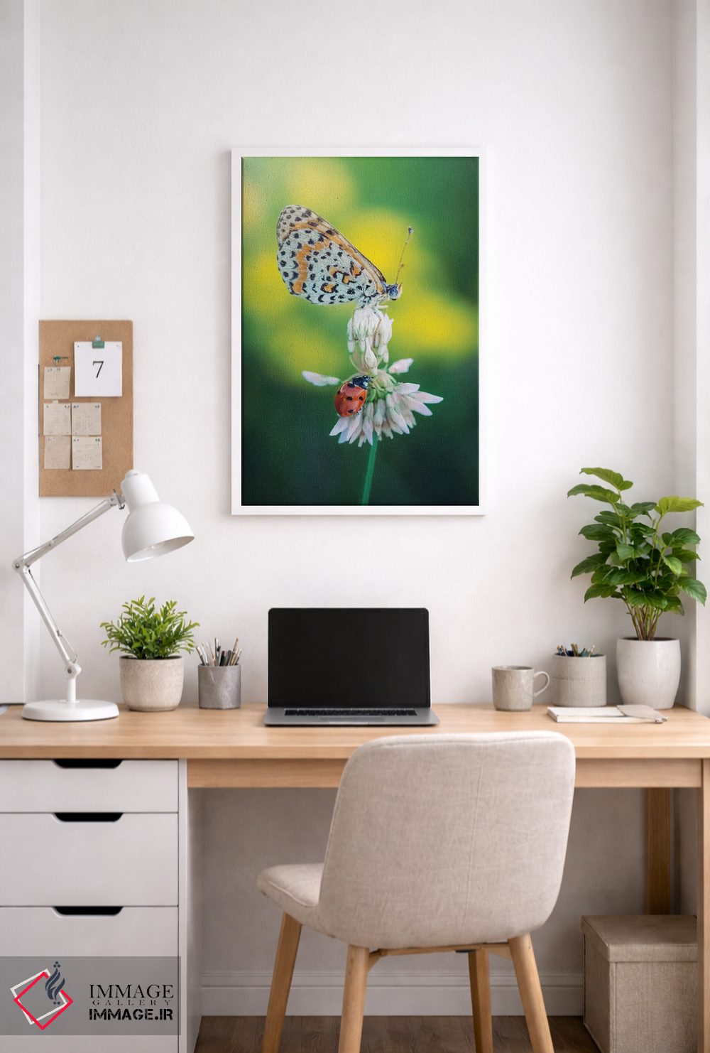 تابلو دکوراتیو پروانه و کفشدوزک روی گل چمنی اثر جفرسون کاستلاری - D3W