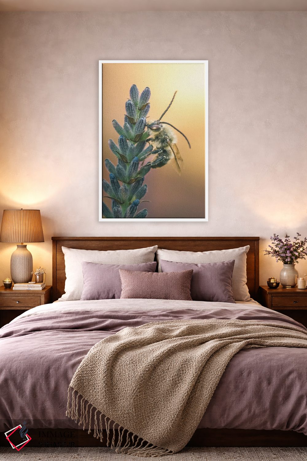 تابلو دکوراتیو زنبور وحشی روی گل های اسطوخودوس اثر جفرسون کاستلاری - D2W