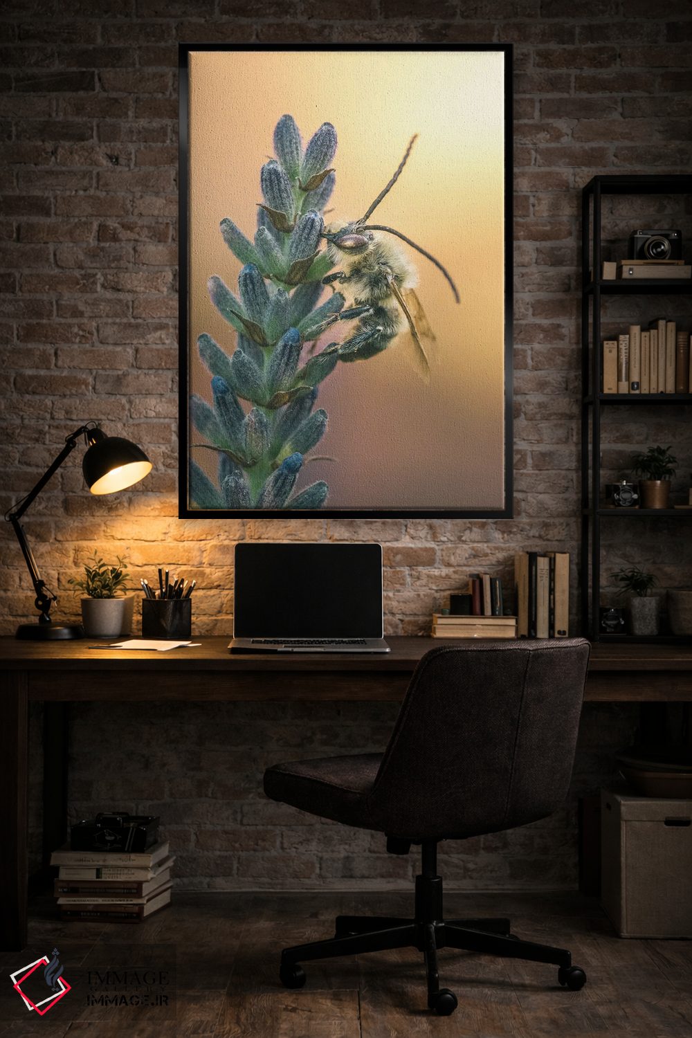 تابلو دکوراتیو زنبور وحشی روی گل های اسطوخودوس اثر جفرسون کاستلاری - D4B