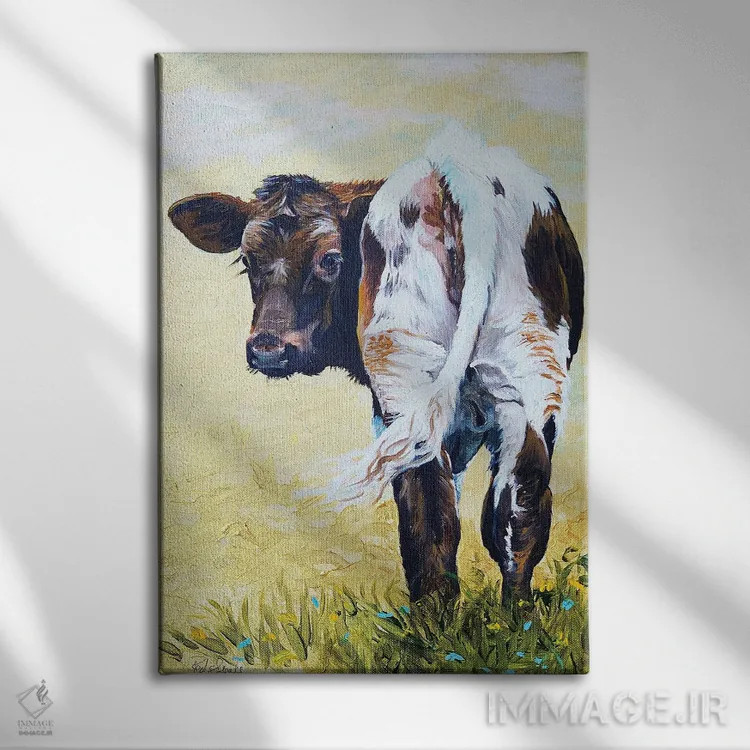 تابلو مدرن گوساله بر روی زمینه طلایی اثر جنیفر رداستریک - نمای روبهرو روی دیوار