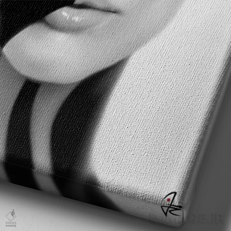 تابلو دکوراتیو نقاب سیاه اثر جولیو روسی - نمای نزدیک بافت بوم