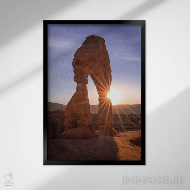 تابلو دکوراتیو درخشش خورشید پشت تاقچه دلکیت اثر عکاسی جاناتان راس - نمای قابدار مشکی