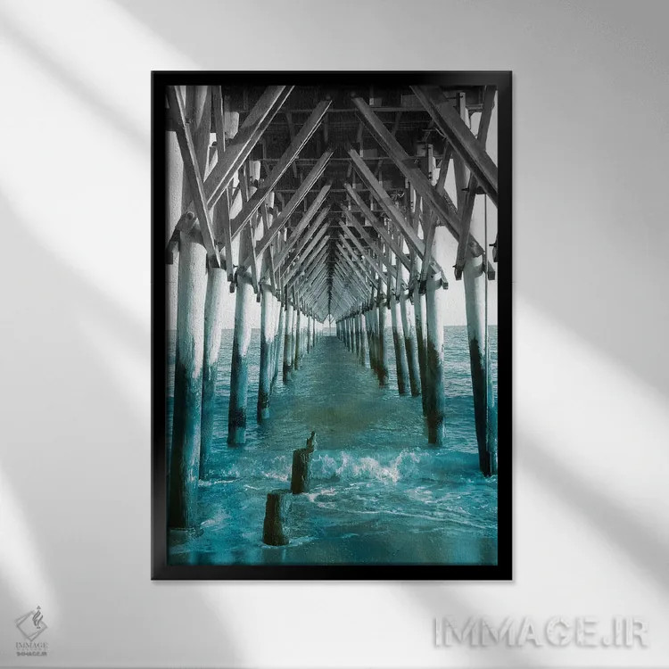 تابلو دکوراتیو اسکله فیروزه ای I اثر خیرو رودریگز - نمای قابدار مشکی