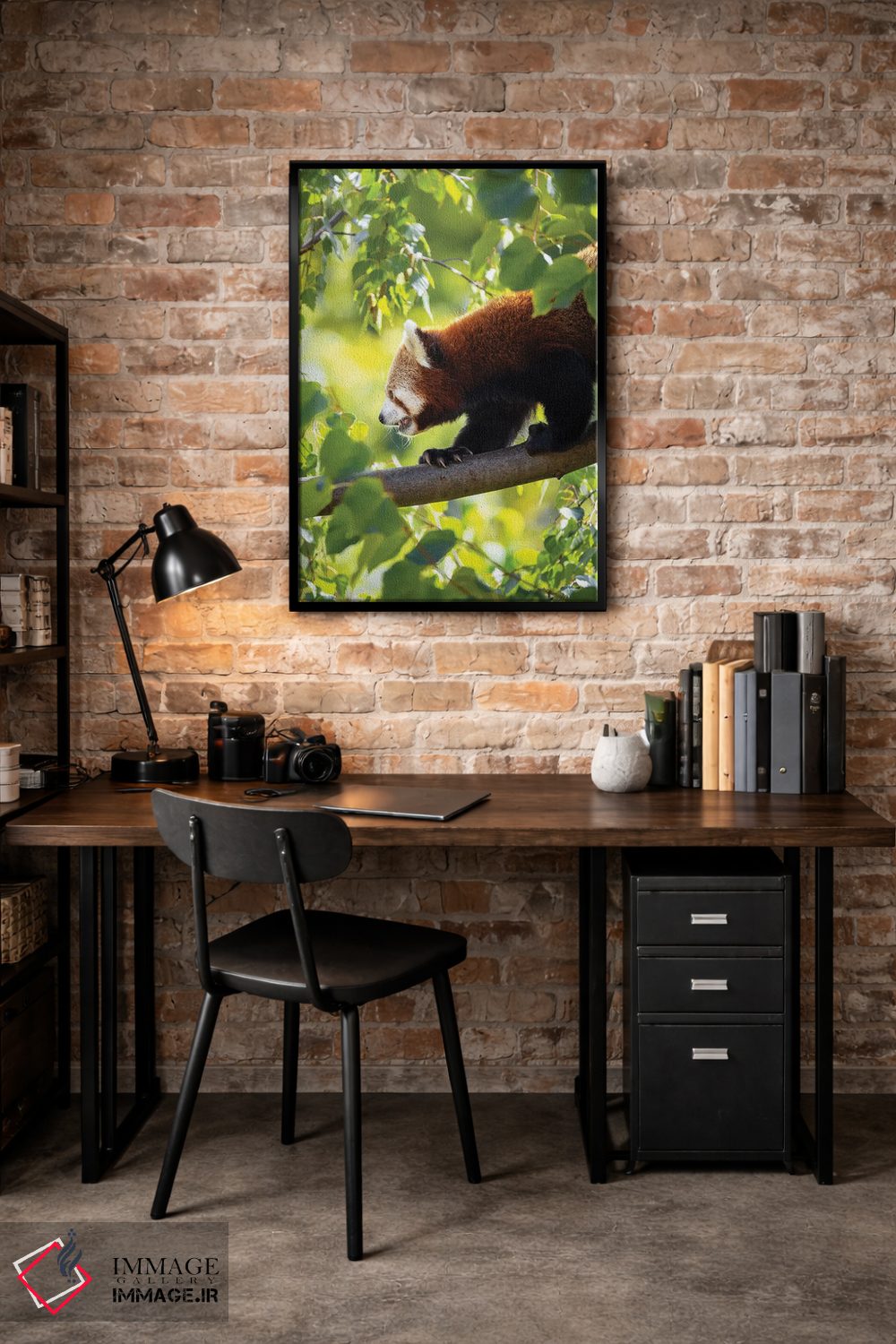 تابلو دکوراتیو پاندای قرمز در حال راه رفتن بر شاخه درخت اثر جین ریکس - D3B