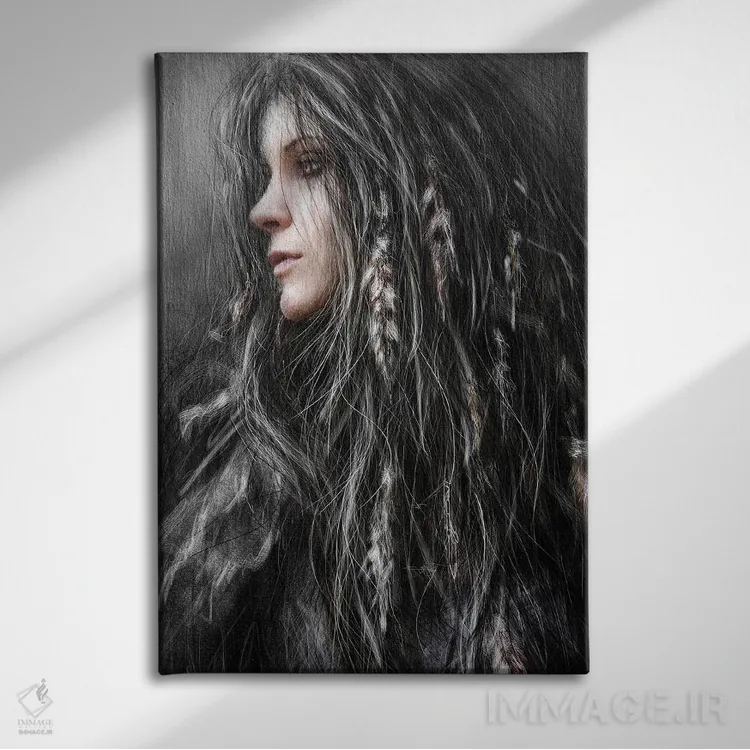 تابلو دکوراتیو پرها در موهایش اثر جاستین گداک - نمای روبهرو روی دیوار