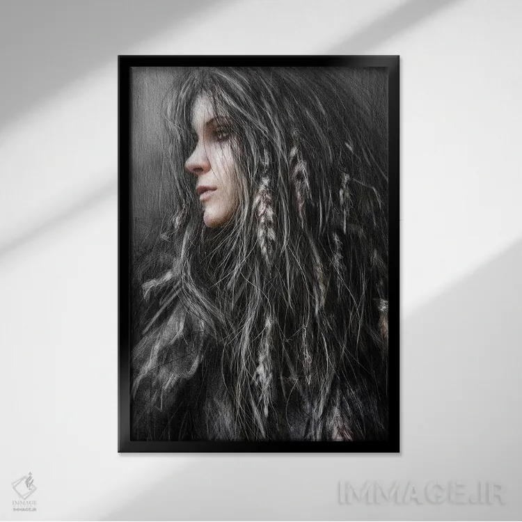تابلو دکوراتیو پرها در موهایش اثر جاستین گداک - نمای قابدار مشکی