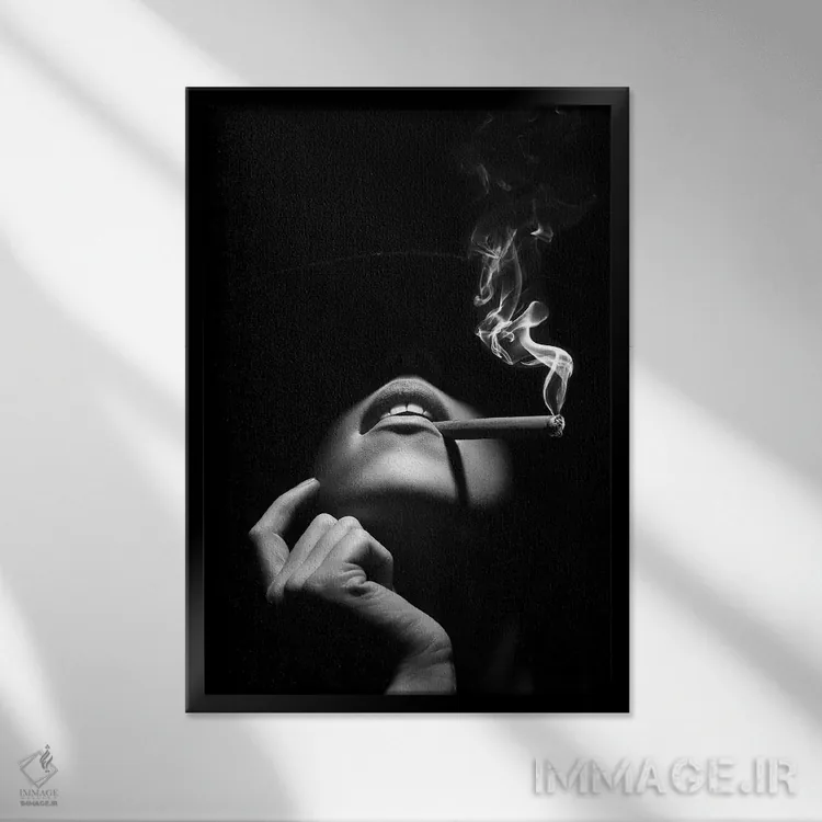 تابلو دکوراتیو زن در حال سیگار کشیدن اثر یوهان سوانپوئل - نمای قابدار مشکی
