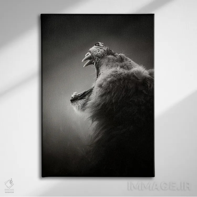 تابلو دکوراتیو شیر با دندان های ترسناک و آشکارشده اثر یوهان سوانپوئل - نمای روبهرو روی دیوار