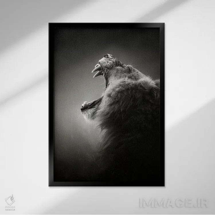 تابلو دکوراتیو شیر با دندان های ترسناک و آشکارشده اثر یوهان سوانپوئل - نمای قابدار مشکی