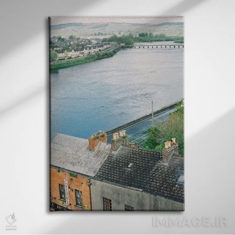 تابلو دکوراتیو زندگی شهری در روستا اثر جاستین میلتون - نمای روبهرو روی دیوار