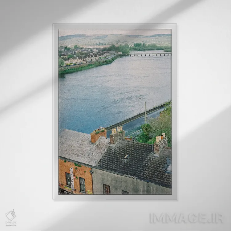 تابلو دکوراتیو زندگی شهری در روستا اثر جاستین میلتون - نمای قابدار سفید