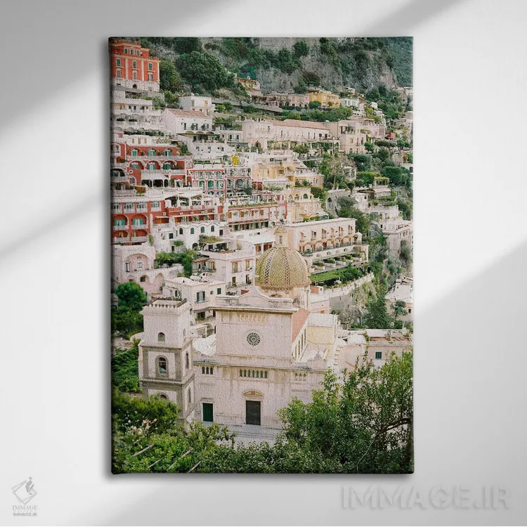 تابلو دکوراتیو روستای پوزیتانو بر لبه صخره اثر جاستین میلتون - نمای روبهرو روی دیوار