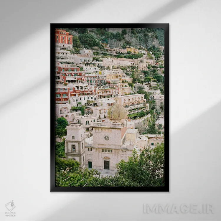 تابلو دکوراتیو روستای پوزیتانو بر لبه صخره اثر جاستین میلتون - نمای قابدار مشکی