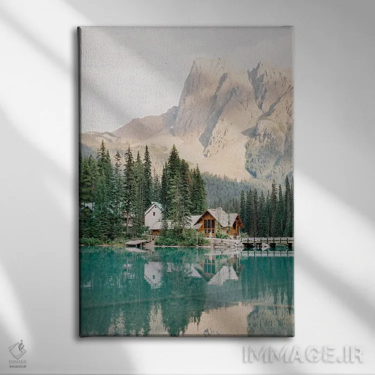 تابلو دکوراتیو کلبه دریاچه ای در کوهستان اثر جاستین میلتون - نمای روبهرو روی دیوار