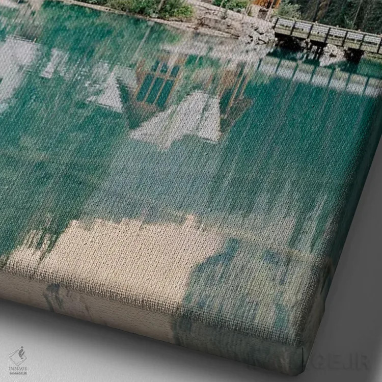 تابلو دکوراتیو کلبه دریاچه ای در کوهستان اثر جاستین میلتون - نمای نزدیک بافت بوم