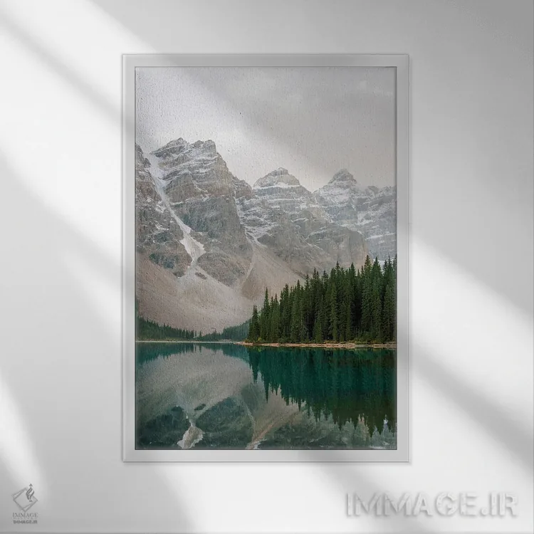 تابلو دکوراتیو بازتاب دریاچه فیروزه ای اثر جاستین میلتون - نمای قابدار سفید