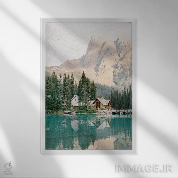 تابلو دکوراتیو کلبه دریاچه ای در کوهستان اثر جاستین میلتون - نمای قابدار سفید