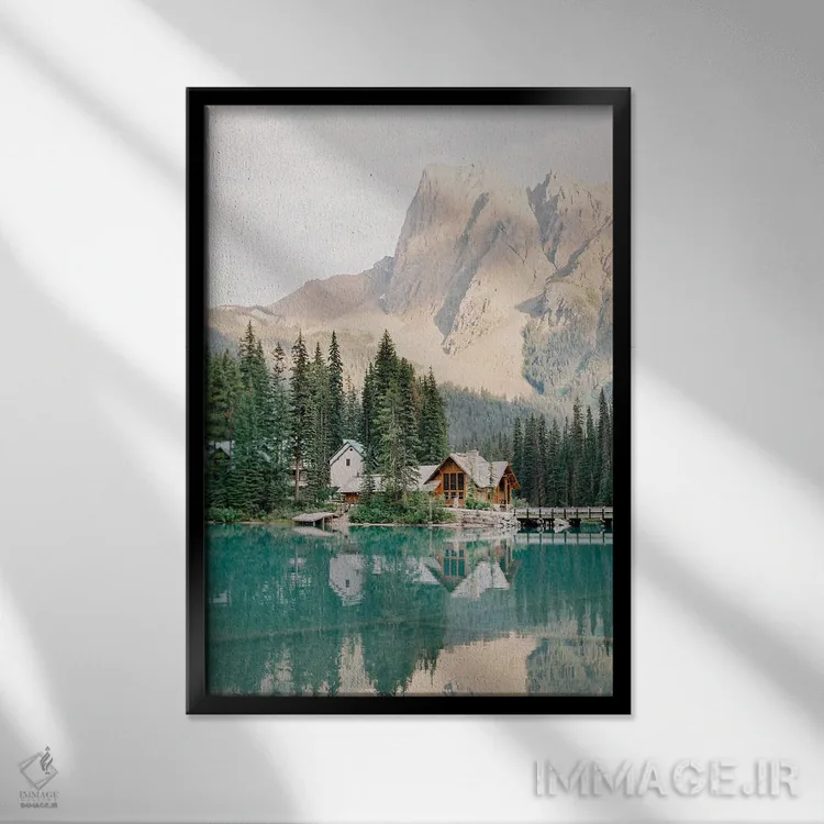 تابلو دکوراتیو کلبه دریاچه ای در کوهستان اثر جاستین میلتون - نمای قابدار مشکی