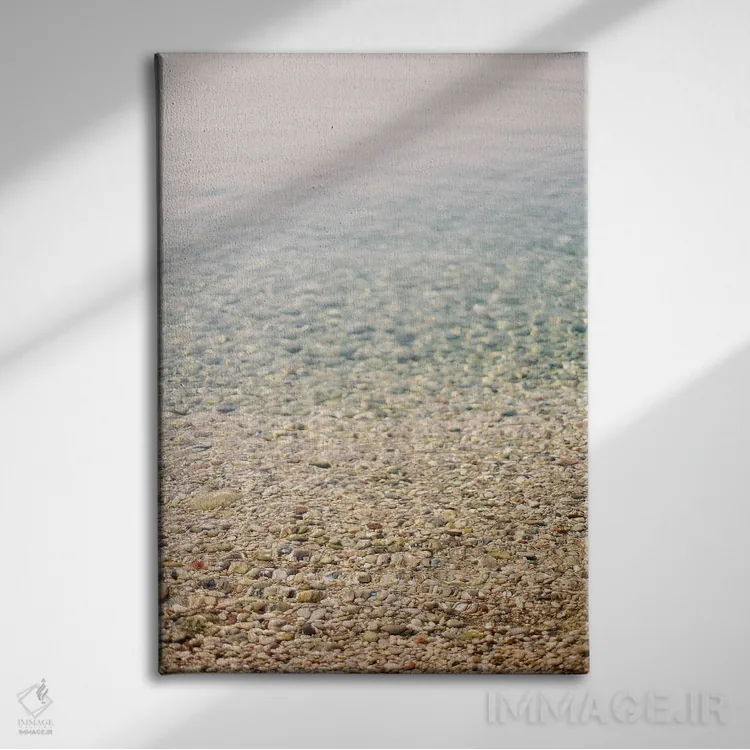 تابلو دکوراتیو آب ساحلی زلال اثر جاستین میلتون - نمای روبهرو روی دیوار