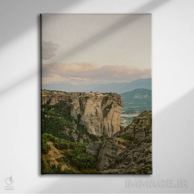 تابلو دکوراتیو مته ئورا در طلوع آفتاب اثر جاستین میلتون - نمای روبهرو روی دیوار