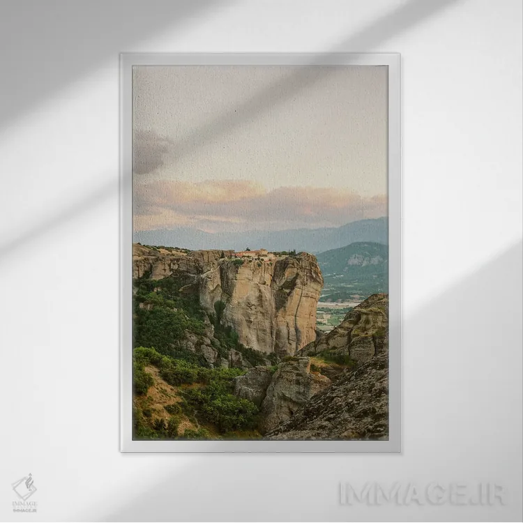 تابلو دکوراتیو مته ئورا در طلوع آفتاب اثر جاستین میلتون - نمای قابدار سفید