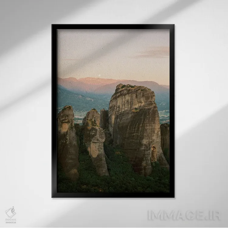 تابلو دکوراتیو صخره های سربرافراشته مته ئورا اثر جاستین میلتون - نمای قابدار مشکی