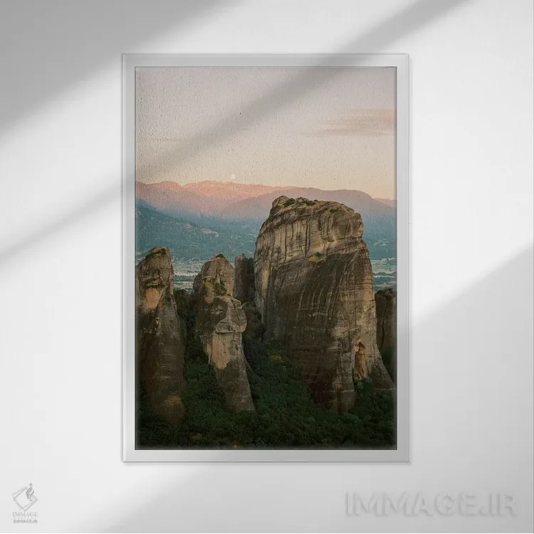 تابلو دکوراتیو صخره های سربرافراشته مته ئورا اثر جاستین میلتون - نمای قابدار سفید