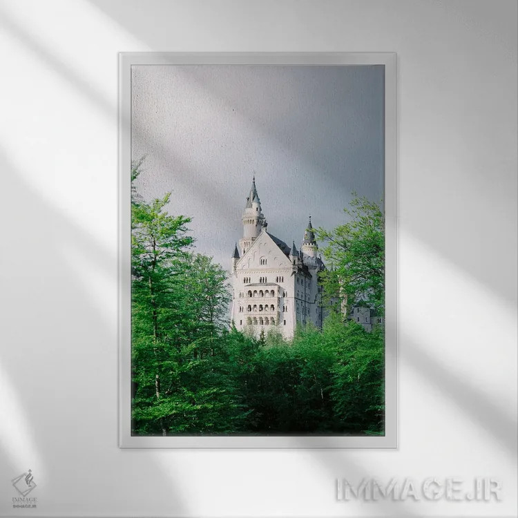 تابلو دکوراتیو قلعه ی رویایی اثر جاستین میلتون - نمای قابدار سفید