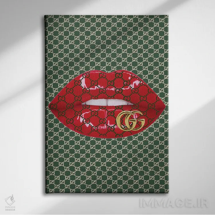 تابلو دکوراتیو طرح لب های قرمز با لوگوی سبز گوچی و لوگوی طلایی گوچی اثر جولی شریبر - نمای روبهرو روی دیوار